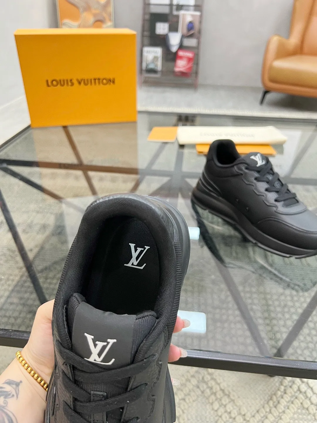 Factory price: 460💰Lv🔍Top purchasing agent🇮🇹 Road The most popular sports shoes for street men are available at the same counter. The uppers are imported cowhide fabrics from Italy, high-quality spliced colorful and complex handicrafts, imported comfortable mesh linings, soles: original soles specially provided by the original factory, T men's men's shoes 💰U foam exclusive movable molded soles are super comfortable, original factory and single goods, 🔍🔍high quality, you can enter and exit the counter at will, welcome to compare, code number 38-44, (45 customized)